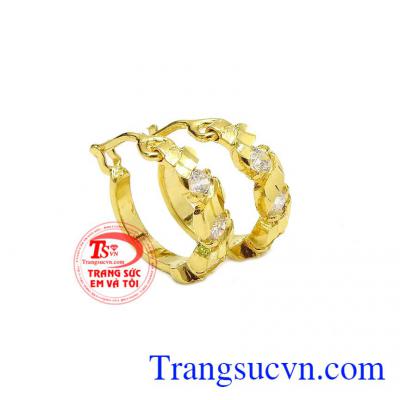 Thiết kế trẻ trung là món đồ phụ kiện thích hợp cho các chị em phụ nữ. Hoa tai vàng lấp lánh