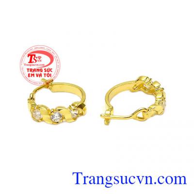 Hoa tai vàng lấp lánh khiến người dùng càng thêm cuốn hút hơn. 