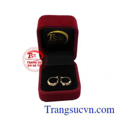 Nếu bạn đang tìm một sản phẩm phù hợp cho bạn gái thì đây chính là một gợi ý tuyệt vời cho bạn. Hoa tai vàng lấp lánh