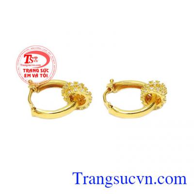 Khách hàng có thể thay đổi phong cách mỗi ngày từ đôi hoa tai này. Hoa tai vàng phong cách mới