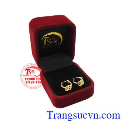 Sản phẩm chế tác từ vàng tây 10k bền đẹp và an toàn cho người sử dụng. Hoa tai vàng phong cách mới