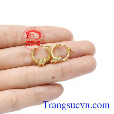 Phong cách năng động, trẻ trung, kiểu dáng gọn nhẹ thích hợp không chỉ với các chị em phụ nữ mà còn có thể làm quà tặng cho các bé gái. Hoa tai vàng phong cách mới