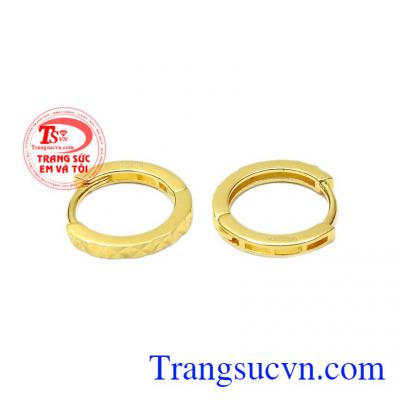 Được chế tác từ vàng tây 10k đảm bảo độ bền đẹp với thời gian. Hoa tai vàng thanh tú