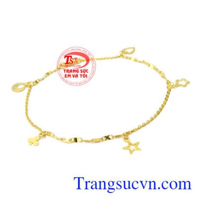 Khi một người con trai tặng cho cô gái mình yêu chiếc lắc chân với lời nhắn gửi "hãy mãi bên nhau nhé".