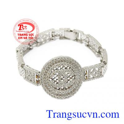 Lắc tay bạc Chanel được chế tác công phu với từng đường nét tinh tế tỉ mỉ trên sản phẩm,Lắc tay bạc Chanel