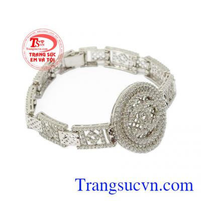 Kiểu dáng sang trọng, nổi bật kết hợp đính toàn bộ bằng đá Cz lấp lánh đem lại sự khác biệt cho chủ nhân,Lắc tay bạc Chanel