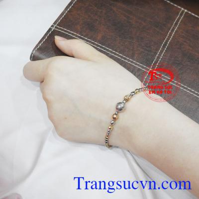 Và sản phẩm sẽ là sự lựa chọn dành cho những cô nàng thích sự nữ tính nhưng vẫn vô cùng sang trọng.