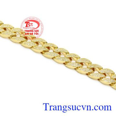 Với phong cách công sở nam giới có thể lựa chọn đeo đồng hồ, nhưng với phong cách dạo phố hay đi dự tiệc lắc tay vàng sẽ là sự lựa chọn hoàn hảo.