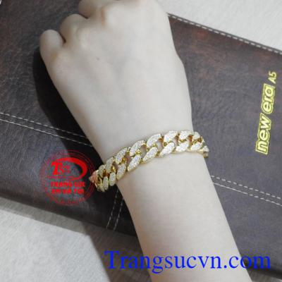 Chiếc lắc tay sẽ giúp cho các chàng thu hút và nổi bật hơn trong đám đông.