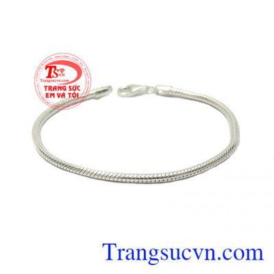 Với kiểu dáng đơn giản nhưng vẫn không kém phần nổi bật,lắc tay