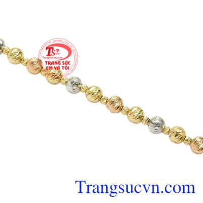 Đeo trên mình chiếc lắc tay xinh xắn mặc một chiếc váy xinh mang lại cho phái đẹp vẻ trẻ trung, duyên dáng cho các nàng.