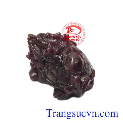 Với bản tính thích mang các vật nặng nên sẽ giúp chống lại sát khí, giảm tai họa mang lại sự hưng thịnh cho người dùng. Long quy ruby tài lộc