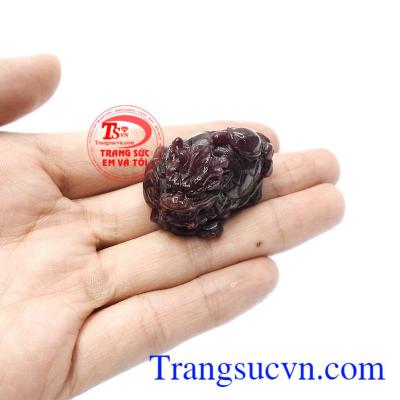 Long quy chính là biểu tượng mang ý nghĩa tài lộc, đem tới sung túc và may mắn. Long quy ruby tài lộc