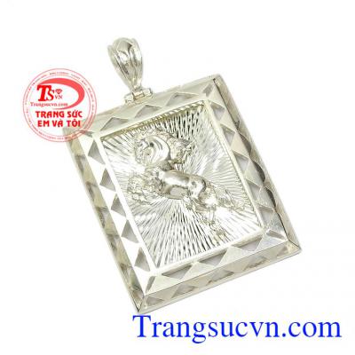 Mặt dây khi kết hợp cùng dây chuyền sẽ không làm đấng mày râu thất vọng bởi vẻ nam tính và thu hút mà nó đem lại cho chủ nhân,Mặt bạc nam đẳng cấp