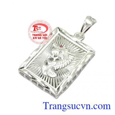 Khi kết hợp cùng dây chuyền sẽ làm tăng thêm sức hút cho chủ nhân,Mặt bạc nam rồng uy quyền