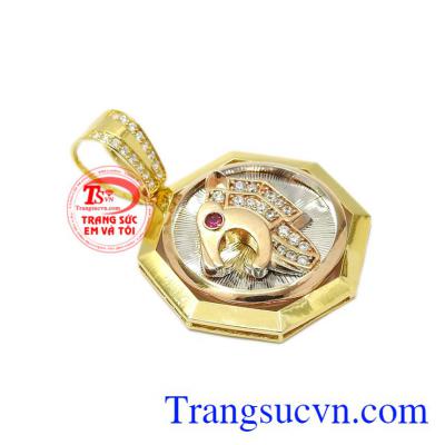 Mặt dây nam hình báo được thiết kế dựa theo cảm hứng từ những chú báo nhanh nhẹn, linh hoạt, thông minh.