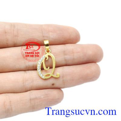 Sản phẩm mang phong cách trẻ trung, hợp thời trang giúp cho người dùng thêm tự tin và cá tính. Mặt dây chữ Q vàng 10k 