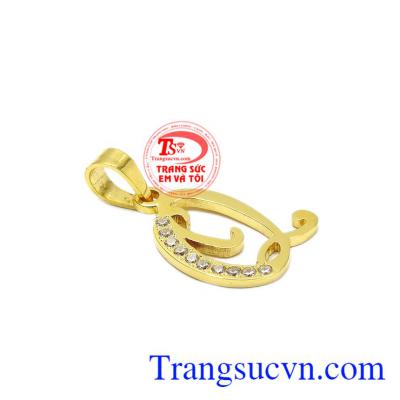 Mặt dây chữ Q vàng 10k được chế tác với công nghệ hiện đại, thiết kế tinh xảo. 