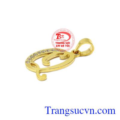 Với mặt dây chữ giúp người dùng có thể làm mặt dây đôi để đeo cùng người thương, bạn bè. Mặt dây chữ Q vàng 10k 
