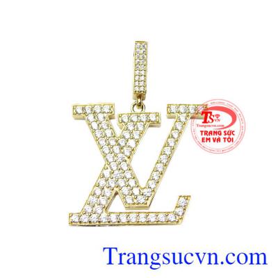 Mặt dây LV thời thượng được chế tác tinh xảo từng đường nét, từng viên CZ tạo điểm nhấn cho sản phẩm.