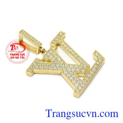 Mặt dây nam kết hợp cùng dây chuyền vàng mang đến vẻ thời trang, đẳng cấp cho phái mạnh.