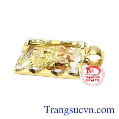 Mặt dây chuyền nam kết hợp cùng dây chuyền vàng mang lại cho người đeo sự trẻ trung, quý tộc.