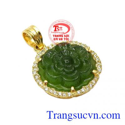 Mặt dây được chế tác hình bông hoa mai mang ý nghĩa đại diện cho sự may mắn, phú quý giàu sang,Mặt dây nữ Jadeite hoa mai