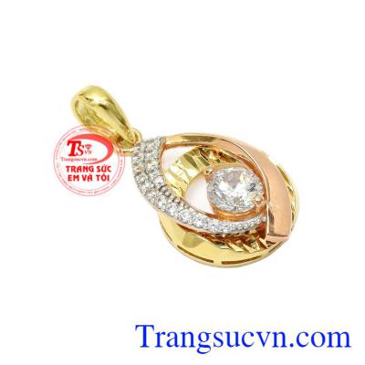 Điểm nhấn của sản phẩm chính là viên CZ được đính chính giữa kết hợp cùng vàng màu và hồng.