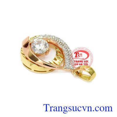 Mặt dây nữ là món trang sức không thể thiếu khi đeo cùng dây chuyền vàng.