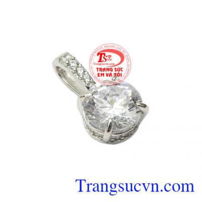 Mặt dây với kiểu dáng đơn giản nhưng không kém phần nổi bật, mang đến cho phái đẹp sự trẻ trung, nữ tính,Mặt dây nữ vàng trắng dịu dàng