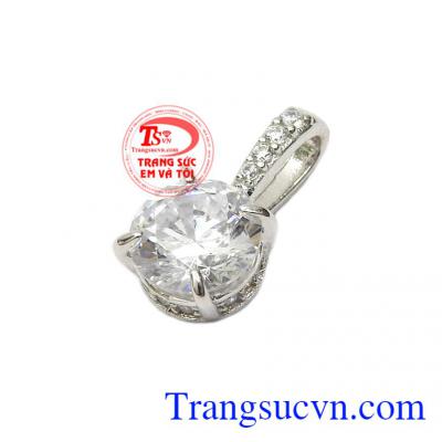 Thiết kế nhẹ nhàng, hợp thời trang, dễ dàng kết hợp cùng nhiều kiểu trang phục khác nhau,Mặt dây nữ vàng trắng dịu dàng