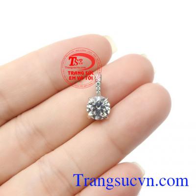 Đây là lựa chọn hoàn hảo cho các quý cô yêu thích sự thanh lịch, quý phái,Mặt dây nữ vàng trắng dịu dàng