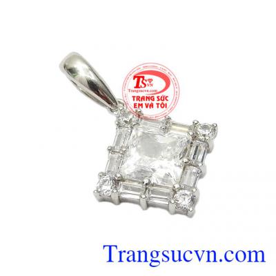 Sản phẩm được nhập khẩu từ Hàn Quốc, chế tác từ vàng tây 10k với công nghệ hiện đại hàng đầu,Mặt dây nữ vàng trắng độc đáo