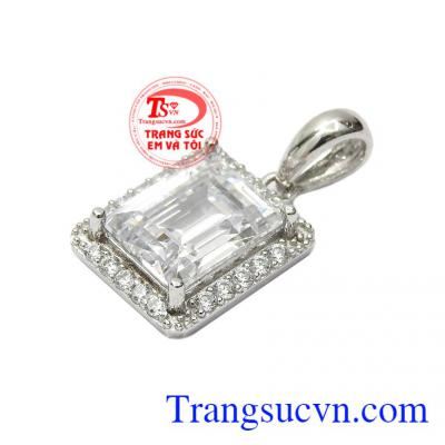 Sản phẩm với đường nét thanh thoát, nhẹ nhàng phù hợp nhiều kiểu dáng dây chuyền,Mặt dây nữ vàng trắng sang trọng