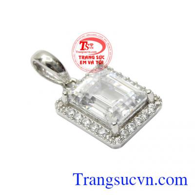 Với thiết kế sang trọng, quý phái và điểm nhấn là viên đá Cz sáng lấp lánh,Mặt dây nữ vàng trắng sang trọng