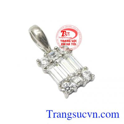 Thiết kế mới lạ, kiểu dáng độc đáo tạo nên điểm nhấn riêng khiến sản phẩm cực kỳ thu hút ánh mắt của người đối diện,Mặt dây nữ vàng trắng thanh lịch