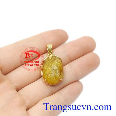 Giúp người dùng xua đuổi tà khí, mang đến sự tỉnh táo, tinh thần sáng suốt và may mắn. Mặt dây thạch anh tóc ấn tượng