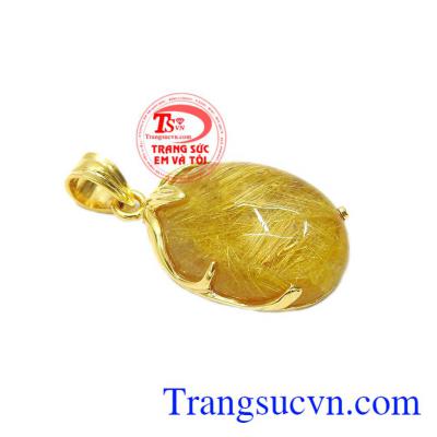 Mặt dây thạch anh tóc ấn tượng được lấy cảm hứng từ viên đá thạch anh tóc vàng thiên nhiên mang vẻ đẹp sang trọng và tinh tế kết hợp cùng vàng tây 14k bền đẹp.