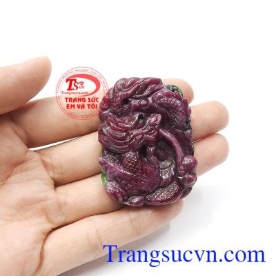 Rồng hay còn gọi là long, con trời, hình ảnh này gắn liền với các vua để chỉ người đứng đầu và là con trời. Mặt rồng ruby thịnh vượng