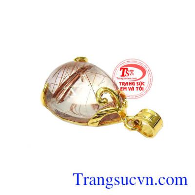 Đối với những người yêu thích trang sức đều biết hình giọt nước hội tụ của tinh hoa, thuần khiết mang vẻ đẹp rất riêng. Mặt thạch anh tóc cao quý