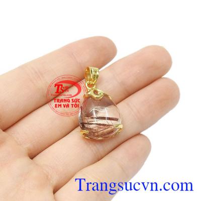 Ngoài ra, theo thuyết phong thủy thì mọi vật bắt đầu từ nước, việc đeo trang sức hoặc vật đá phong thủy hình giọt nước sẽ mang đến cho người đeo sự lạc quan, vui tươi và yêu đời. Mặt thạch anh tóc cao quý