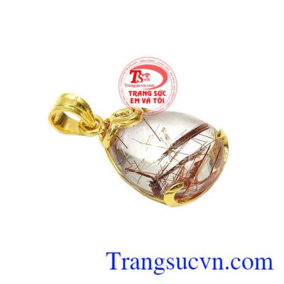 Mặt thạch anh tóc cao quý được lấy cảm hứng từ viên đá thạch anh tóc thiên nhiên hình giọt nước.