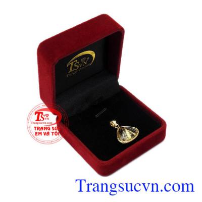 Mặt thạch anh tóc tài lộc là món quà ý nghĩa để dành tặng cho người phụ nữ của bạn.