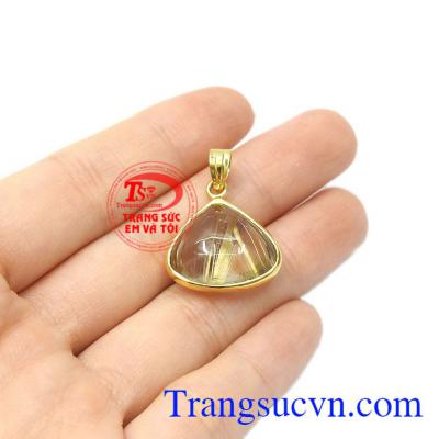 Viên thạch anh tóc có kiểu dáng hình tam giác là biểu tượng cho khát vọng, sự vươn lên và mong muốn hoàn thiện bản thân. Mặt thạch anh tóc tài lộc