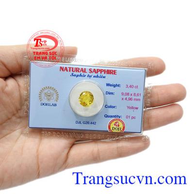 Natural Yellow Sapphire được chạm khắc kiểu oval sang trọng và tinh tế.