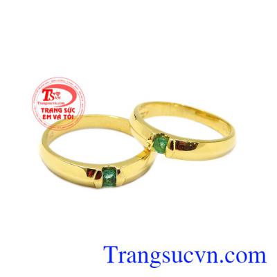 Nhẫn cưới Emerald hạnh phúc được chế tác từ vàng 14k và đá Emerald thiên nhiên mang đến đôi nhẫn cưới sang trọng, lấp lánh.