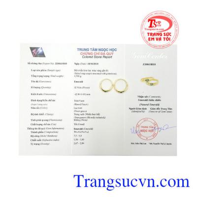 Nhẫn cưới Emerald hạnh phúc tinh tế.