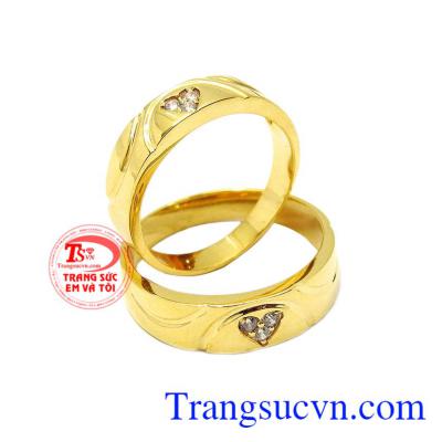 Nhẫn cưới hạnh phúc đong đầy với kiểu dáng trẻ trung và hợp thời trang.