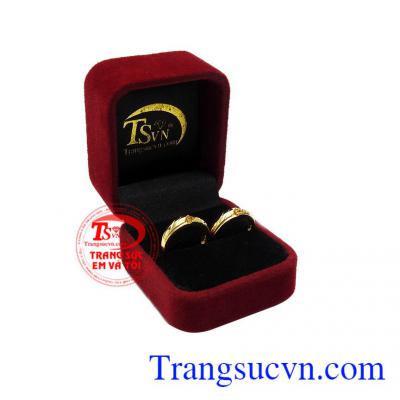 Thiết kế sáng tạo cùng sự kết hợp đá saphir vàng, biểu tượng cho sự thịnh vượng, tình yêu vĩnh cửu sẽ giúp ngày cưới của bạn trở nên hoàn hảo. Nhẫn cưới saphir thủy chung