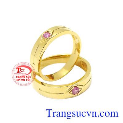 Nhẫn cưới Sapphire hồng mặn nồng chế tác tinh tế mang lại vẻ sang trọng và thanh lịch cho phái đẹp.